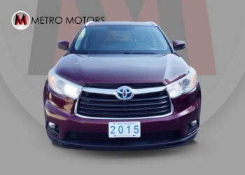Toyota Highlander XLE 2015 with AWD, roof, leather seats, and Apple CarPlay.
