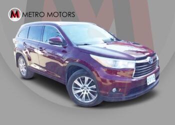Reliable 2015 Toyota Highlander XLE hybrid with 8 seats, roof, leather interior, Apple CarPlay, and.