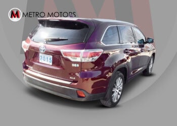 Toyota Highlander XLE hybrid SUV with 8 seats and roof rack.