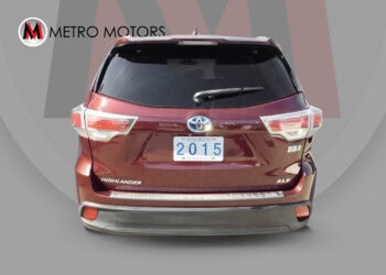 Reliable 2015 Toyota Highlander XLE hybrid with 8 seats, roof, leather interior, Apple CarPlay, and.