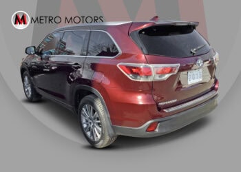 Reliable 2015 Toyota Highlander XLE hybrid with 8 seats, roof, leather interior, Apple CarPlay, and.