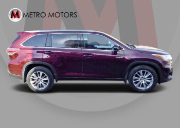 Reliable 8-seater hybrid SUV with roof, leather interior, Apple CarPlay, and AWD. Perfect for family.