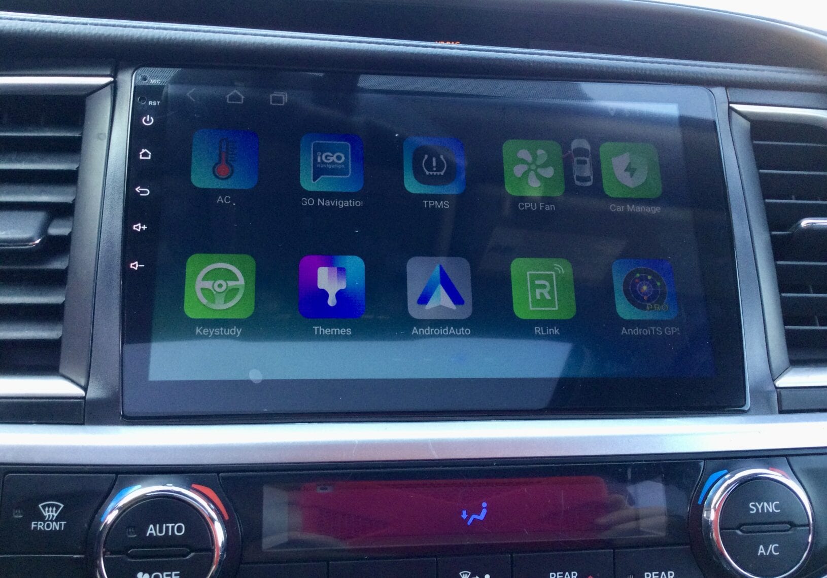 Modern touchscreen infotainment system in a 2015 Toyota Highlander XLE.