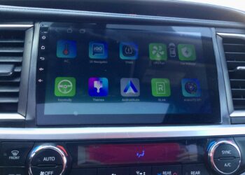 Modern touchscreen infotainment system in a 2015 Toyota Highlander XLE.