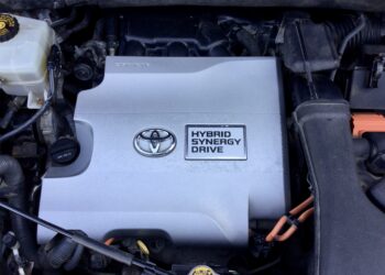 Toyota Highlander XLE hybrid engine with hybrid synergy drive badge.
