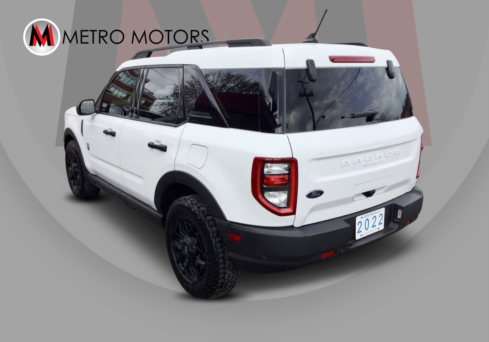 SUV with sunroof, 4x4, heated seats, large infotainment screen.
