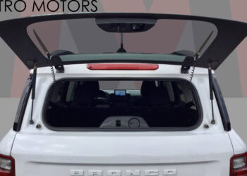 SUV with sunroof, 4x4, heated seats, large infotainment screen.